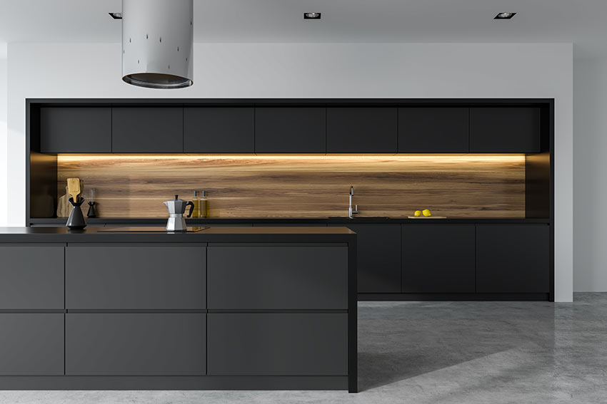 Cucina bicolore lineare legno e nero con isola, illuminazione moderna a LED sotto i pensili.