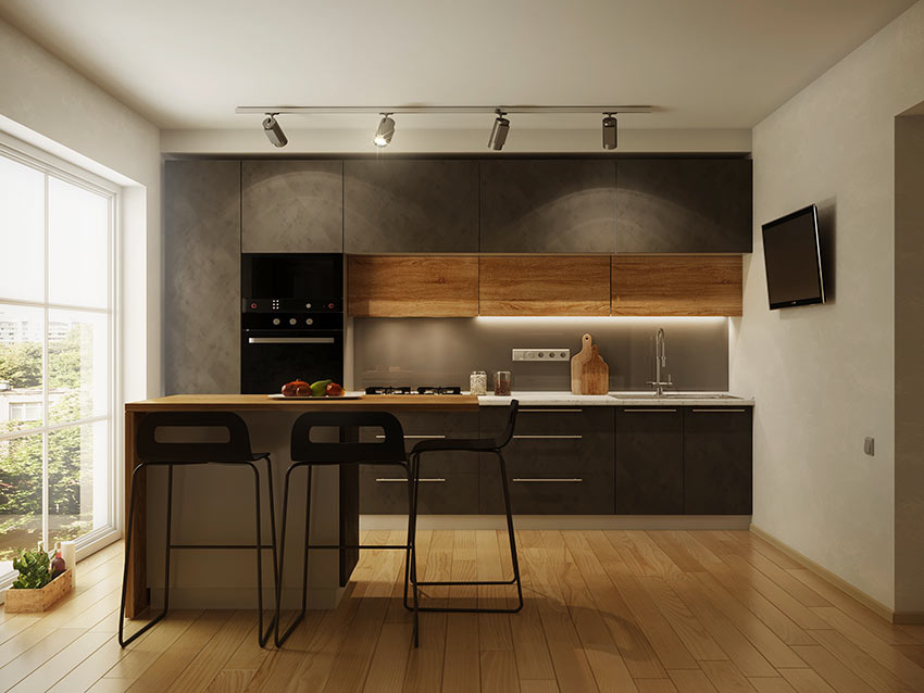 Splendida cucina bicolore nera e legno con piccola isola centrale con sgabelli, ideale nella casa moderna.
