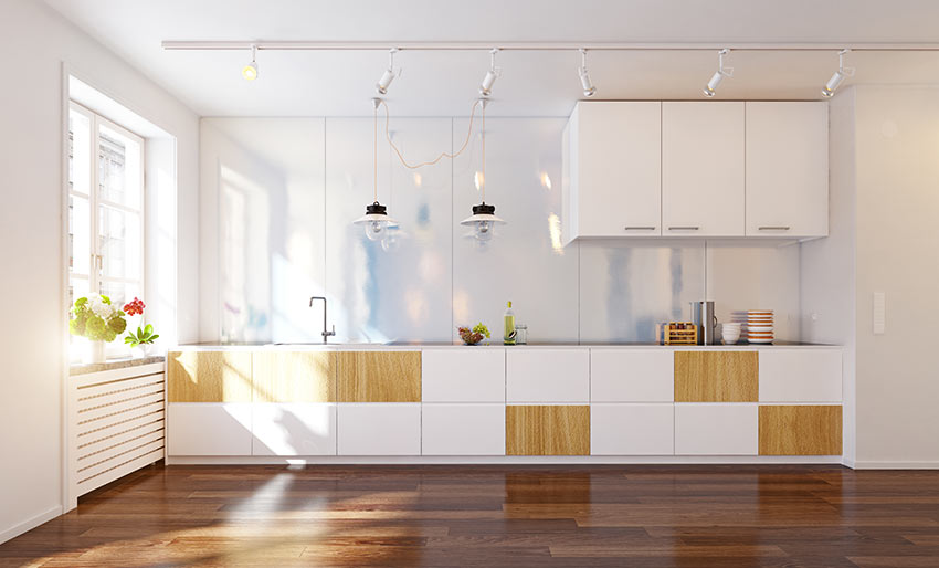 Cucina design lineare con pannelli quadrati bianchi e legno.