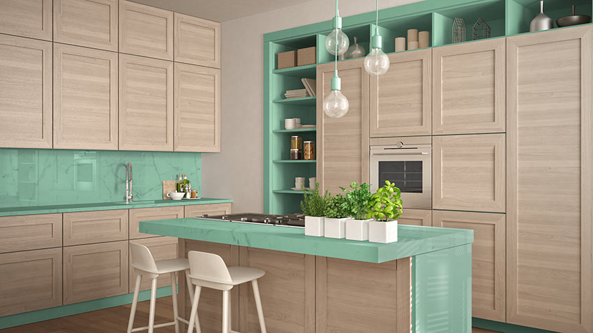 Cucine in legno bicolore verde acqua con isola moderna.