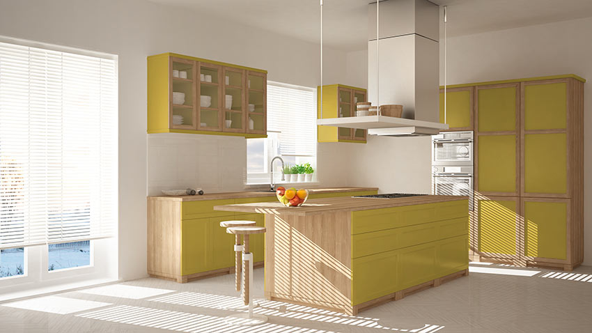 Cucine in legno bicolore con giallo.