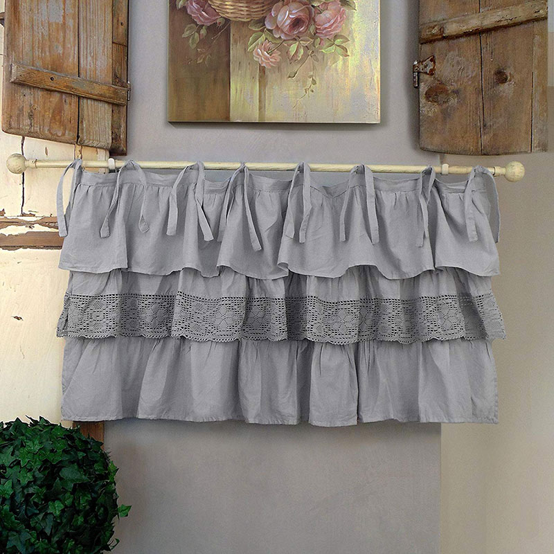 Tenda shabby chic corta grigia, ideale per la cucina.