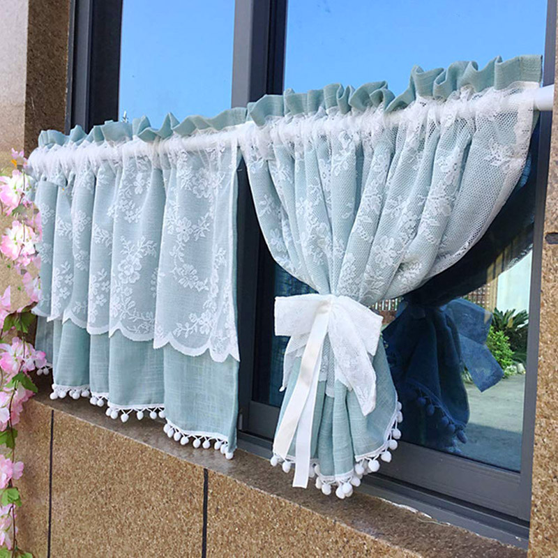 Mantovana shabby con i fiori a rilievo e tendina verde acqua.