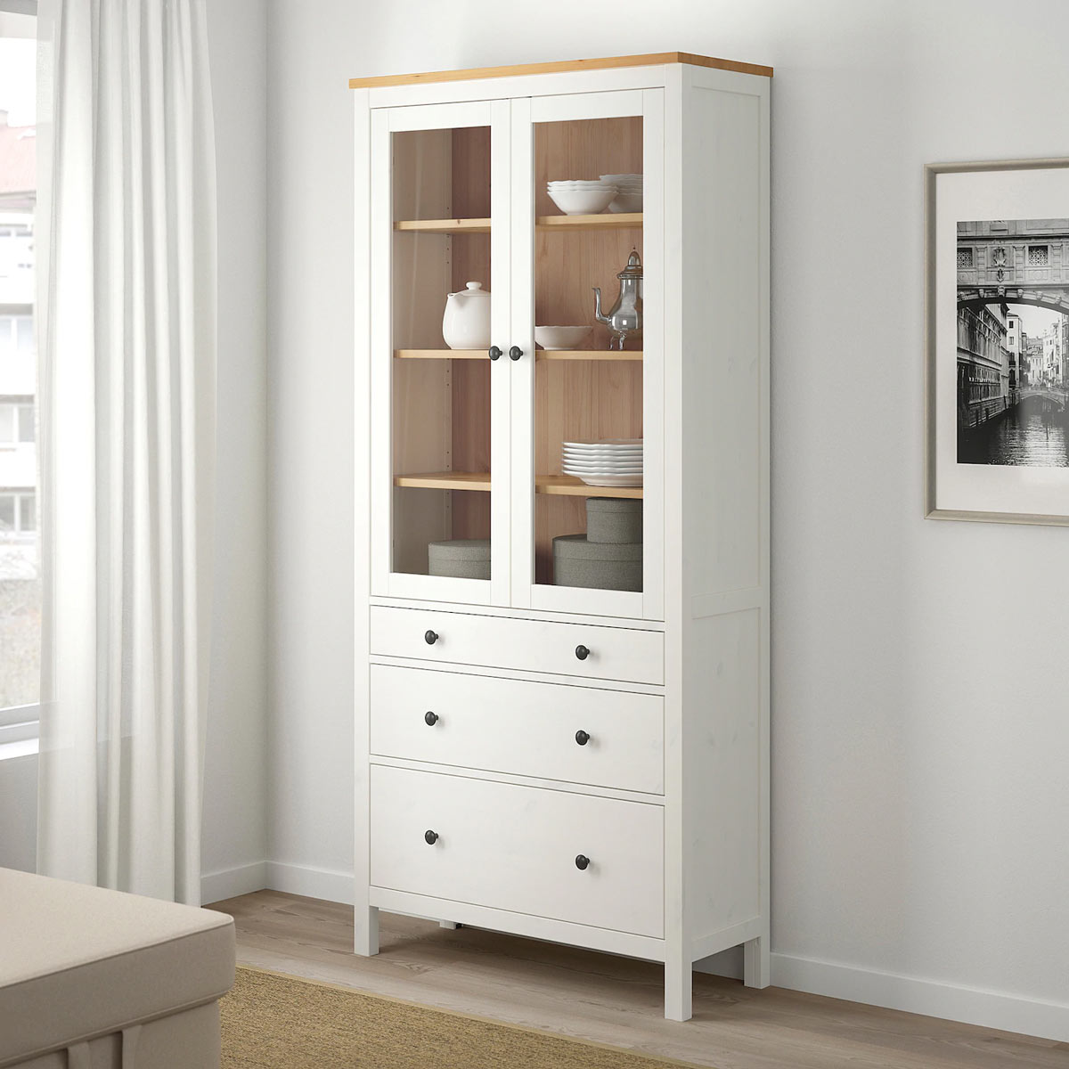 La vetrina shabby HEMNES bianco e legno IKEA