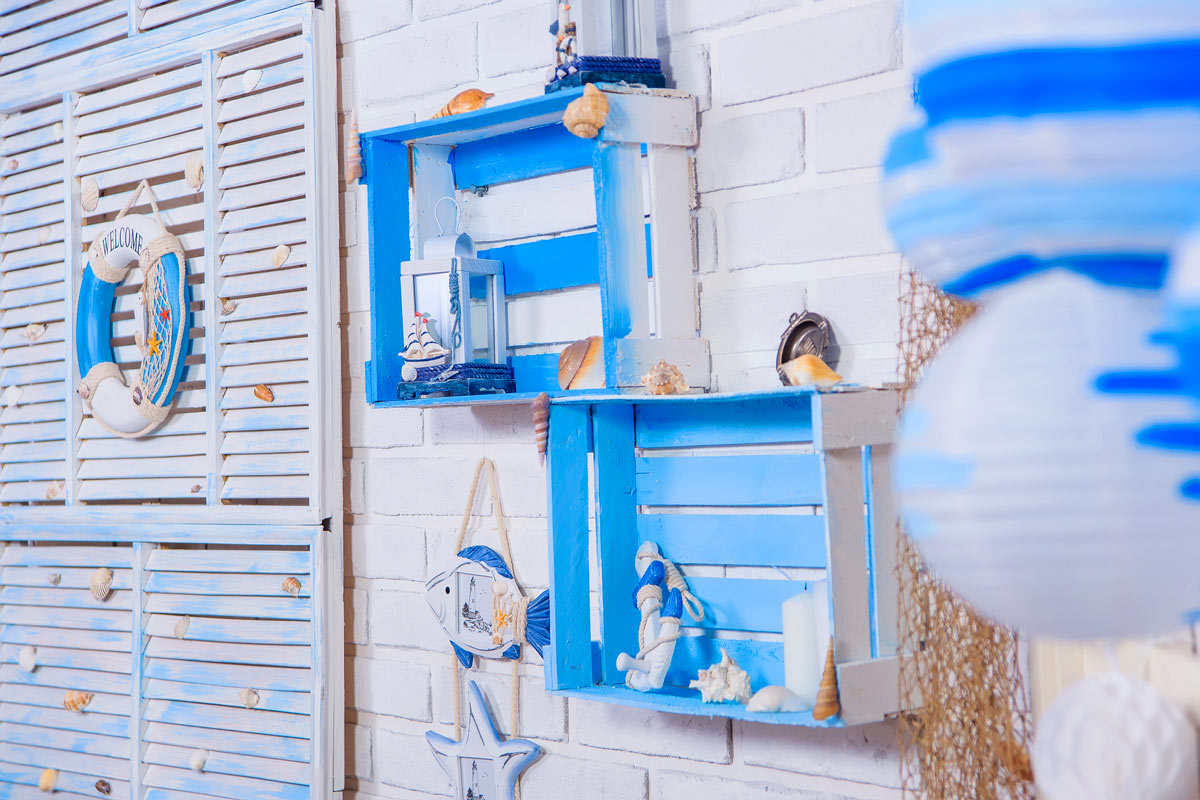 Cassette di legno fissate al muro dipinte in blu e bianco, perfetto per una decorazione in stile marino.