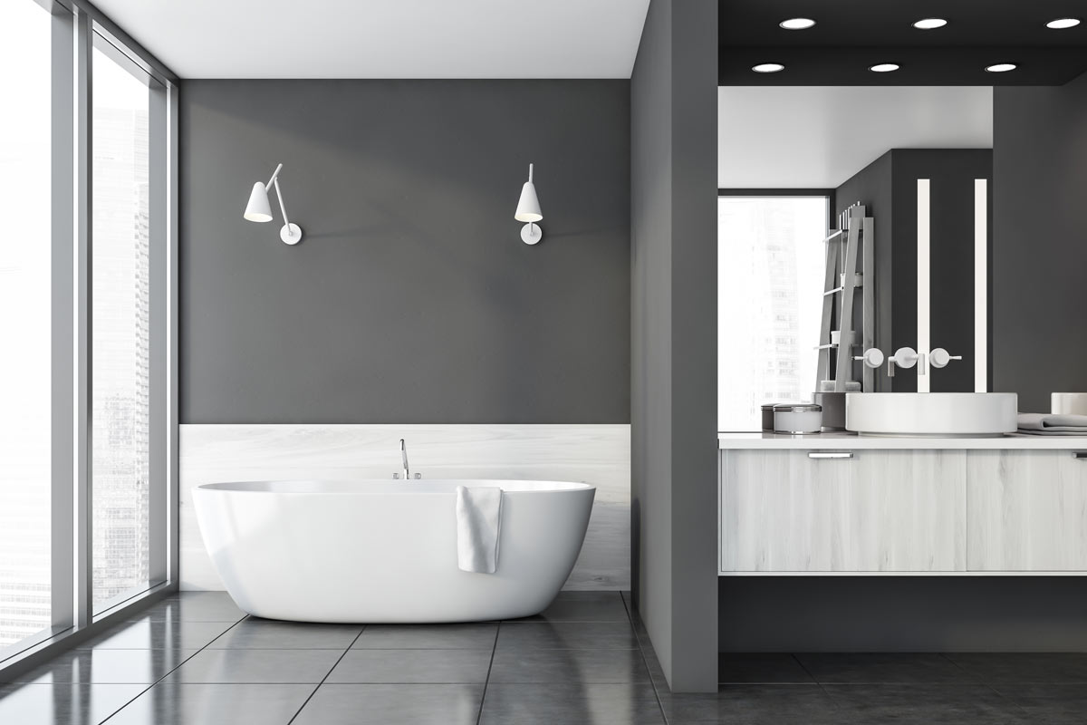 Bellissimo bagno bianco e grigio.