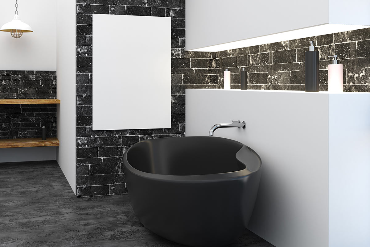 Bellissimo bagno in bianco e nero, vasca nera, pareti bianche con mattonelle grigie e mobile sospeso in legno.