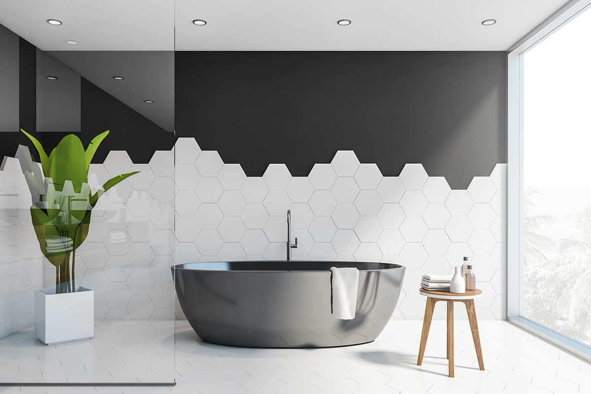 bagno minimalista con piastrelle bianche su parete nera.