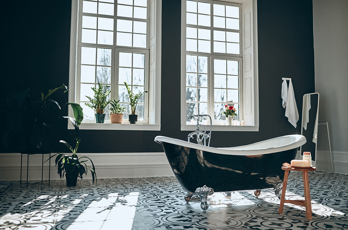 Bagno nero con vasca chic e pavimento bianco e nero.