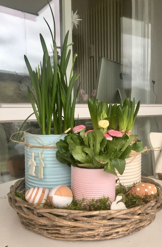 Lavoretti primavera con vasetti fai da te con barattoli di latta e fiori freschi.