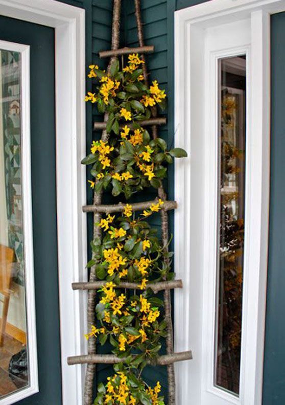 Scala in legno decorata con fiori per decorare il portico in primavera.