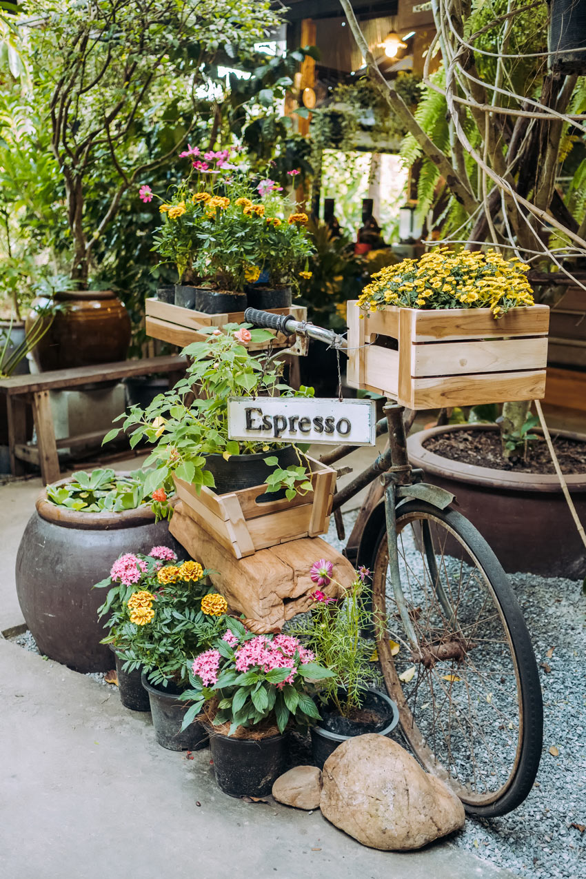 Veccia bici decorata con cassette di legno e fiori