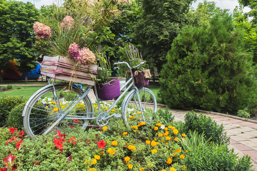 Giardino decorato con una vecchia bicicletta fiorita