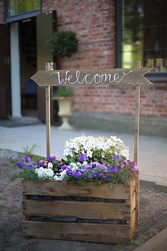 insegna decorativa per la primavera, cassette di legno e fiori