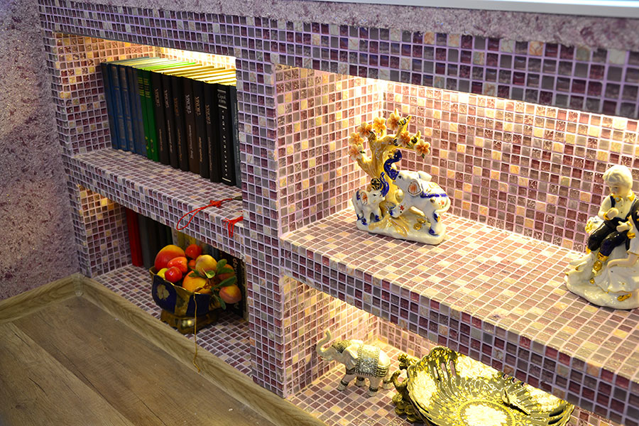 Mobile bagno realizzato in cartongesso rivetito di mattonelle mosaico.