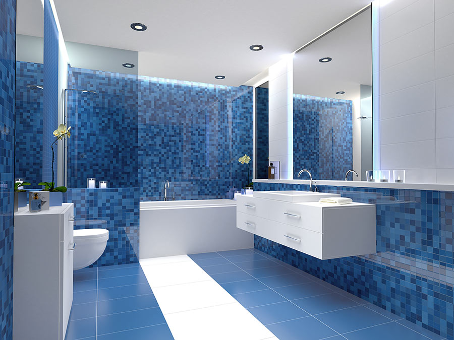 Bagno ristrutturato con piastrelle blu a mosaico