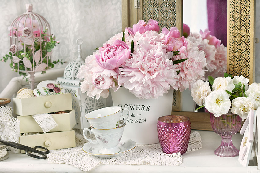 Bel vaso di fiori rosa stile shabby chic.
