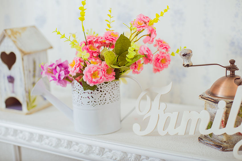 Vasetto bianco con fiori, ideale per una casa shabby.