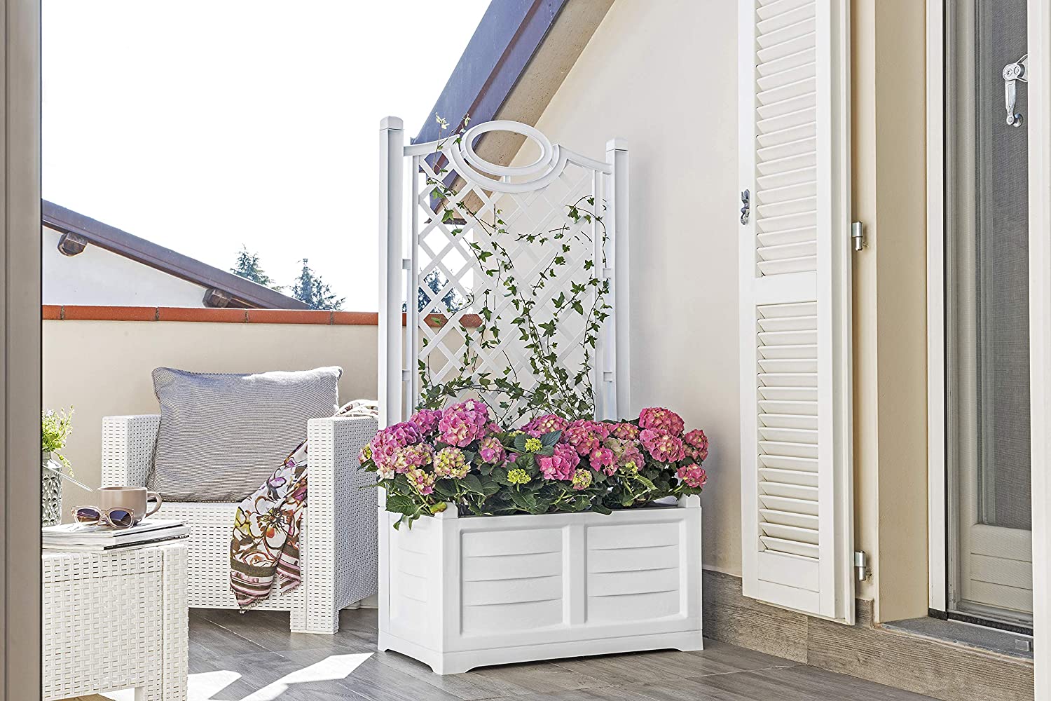 Fioriera il legno bianco, ideale per decorare il balcone.