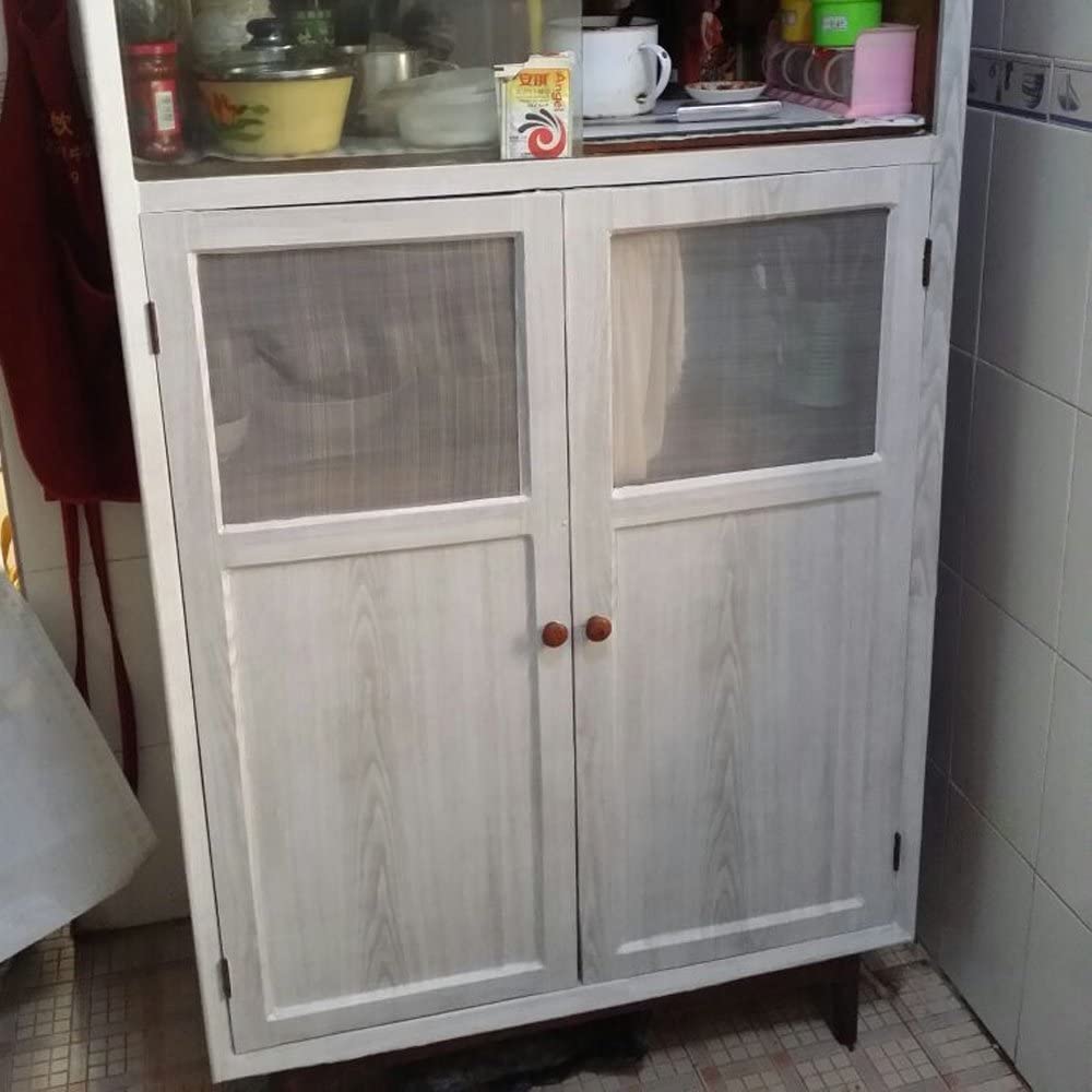 Piccola credenza rinnovata con carta da parati adesiva.