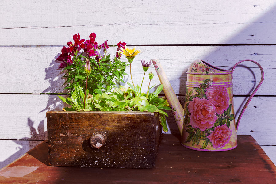 Il cassetto del vecchio mobile diventa una bella fioriera per il giardino.