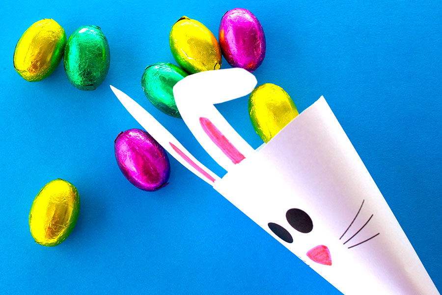 Cono di carta per caramelle, ideale per lavoretti di Pasqua con i bambini.