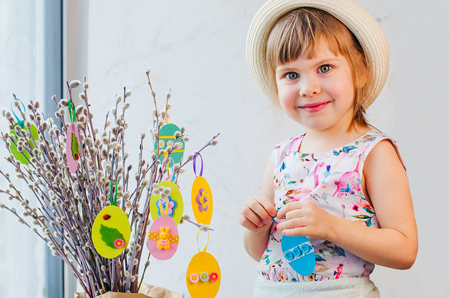 Albero di Pasqua decorato con uova di carta realizzata da una bambina.