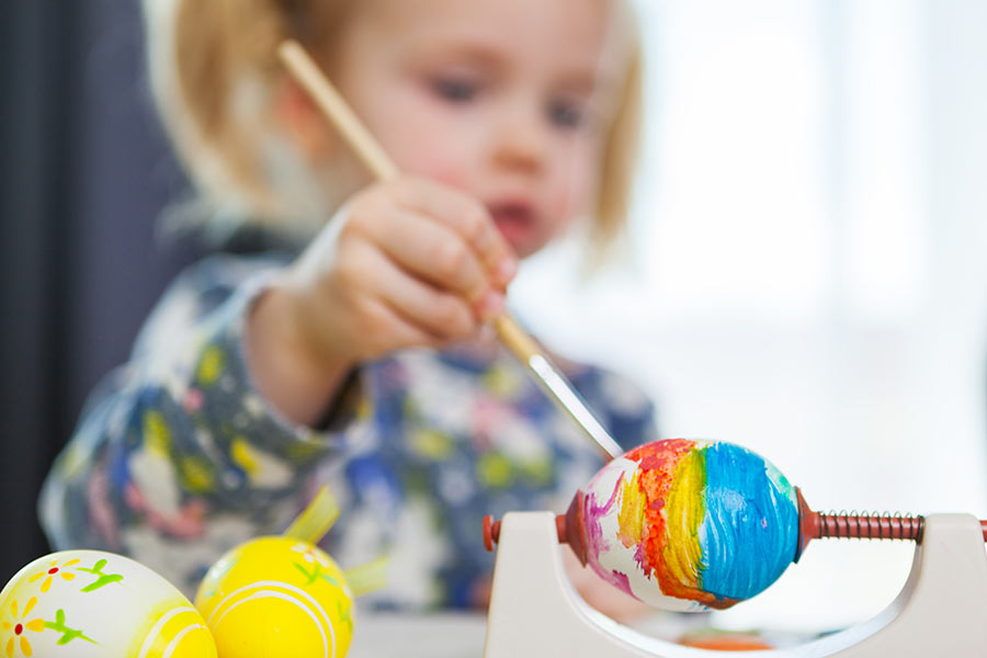 Uova colorati fai da te con pittura, lavoretti di pasqua per bambini della scuola infanzia.