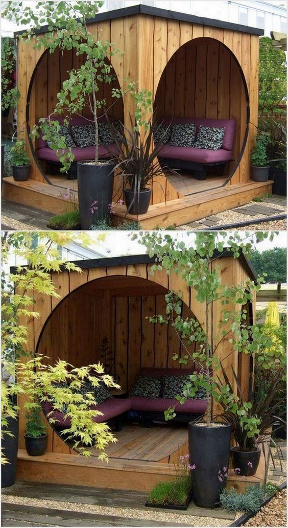 Gazebo in legno con tetto chiuso e comodo divano da giardino ad angolo.