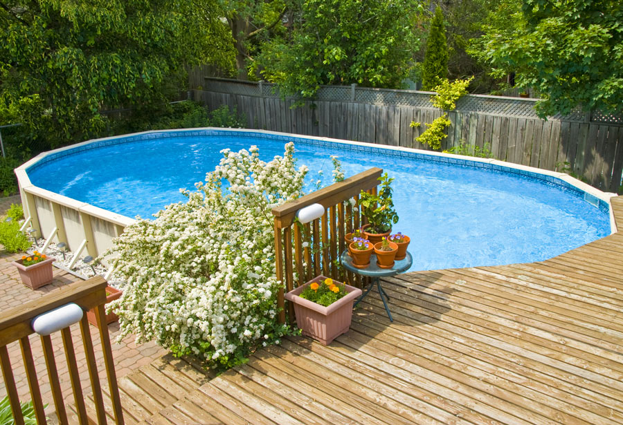 Piscina fuori terra collocata a bordo del terrazzo.