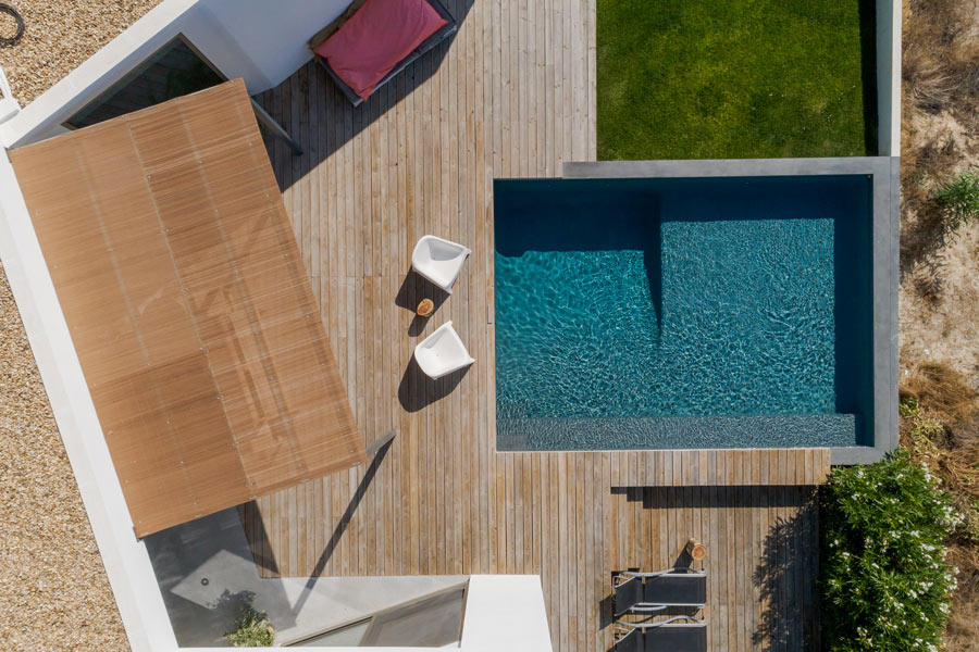 Vista dal cielo di una piscina installata a soppalco su terrazzo.