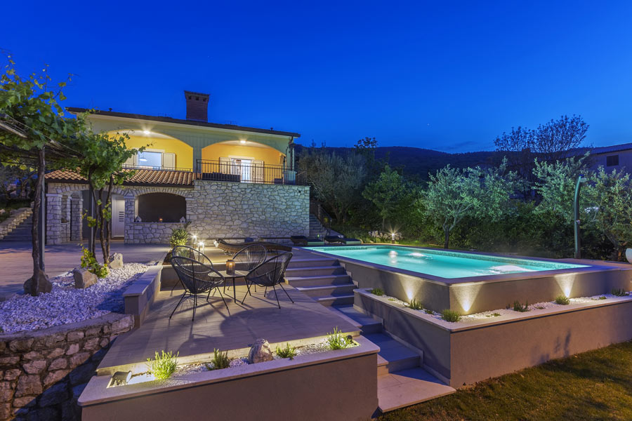 Casa con bellissima piscina seminterrata sul terrazzo.