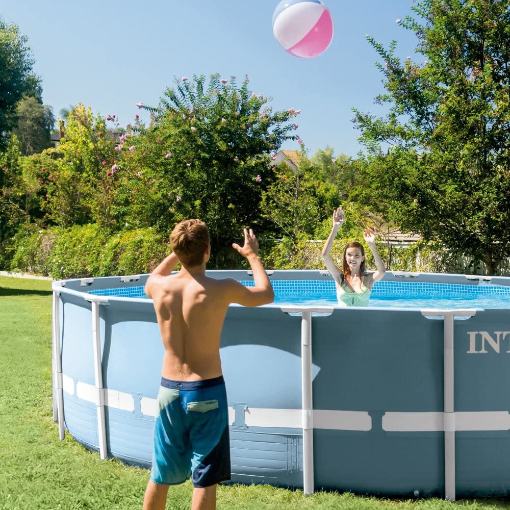 Piscina da giardino autoportante tonda, ideale per le giornate estive.