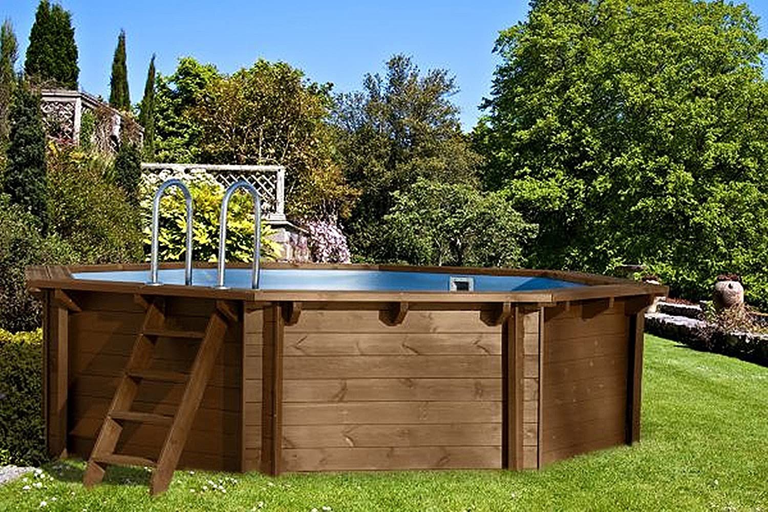 Piscina in legno con scaletta d'ingresso, bordi esagonali.