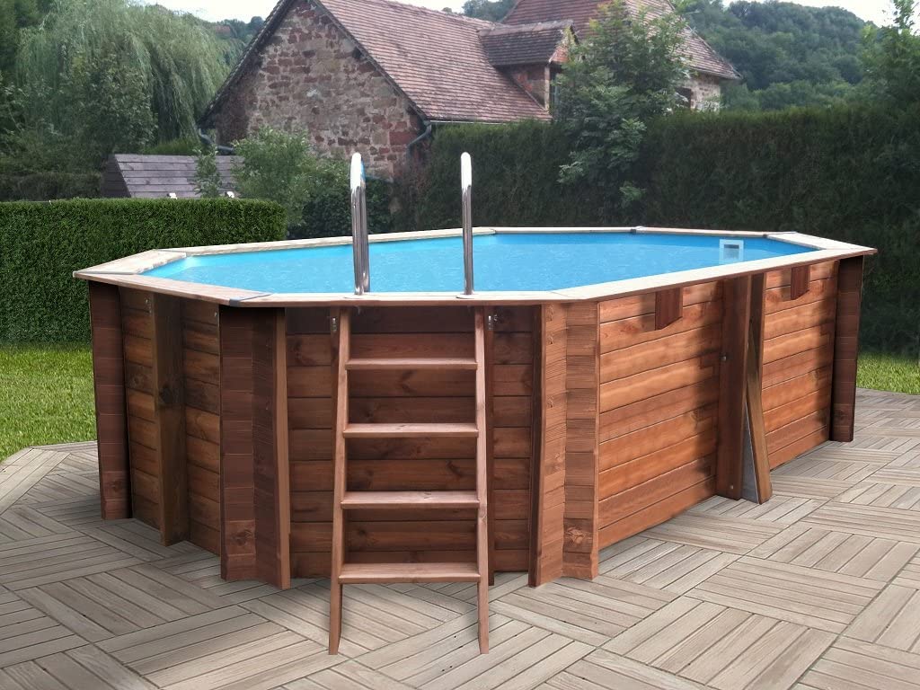 Piscina in legno rettangolare, ideale nel giardino d'estate.