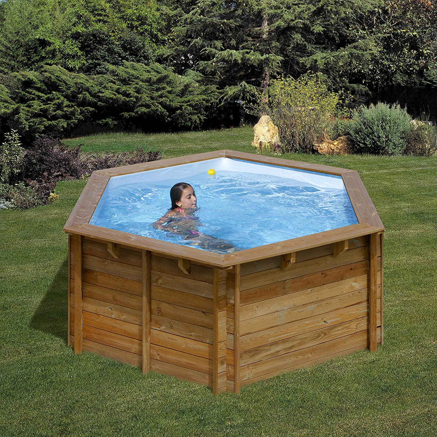 Piccolissima piscina in legno per il giardino.