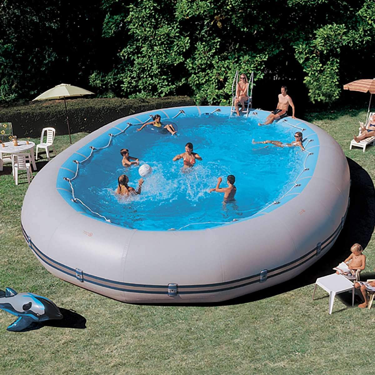 Questa piscina da esterno fuori terra è un gommone gigante, ideale per grandi giardini.
