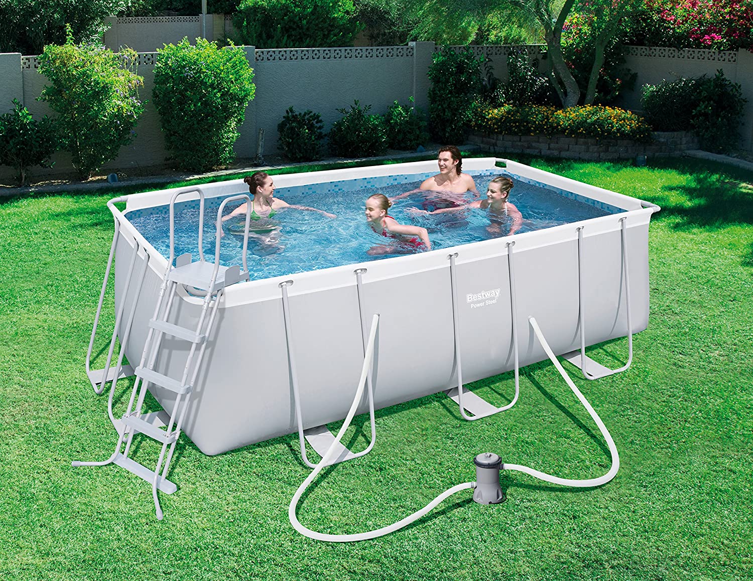 Piscina da esterno per giardino realizzata in PVC.