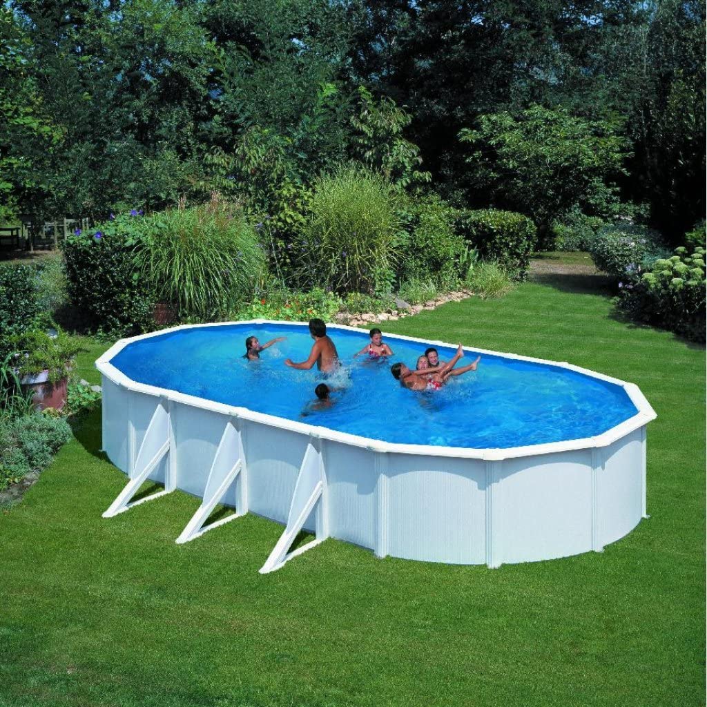 Grande piscina per giardino rettangolare con bordi esagonali, realizzata in acciaio verniciato bianco.