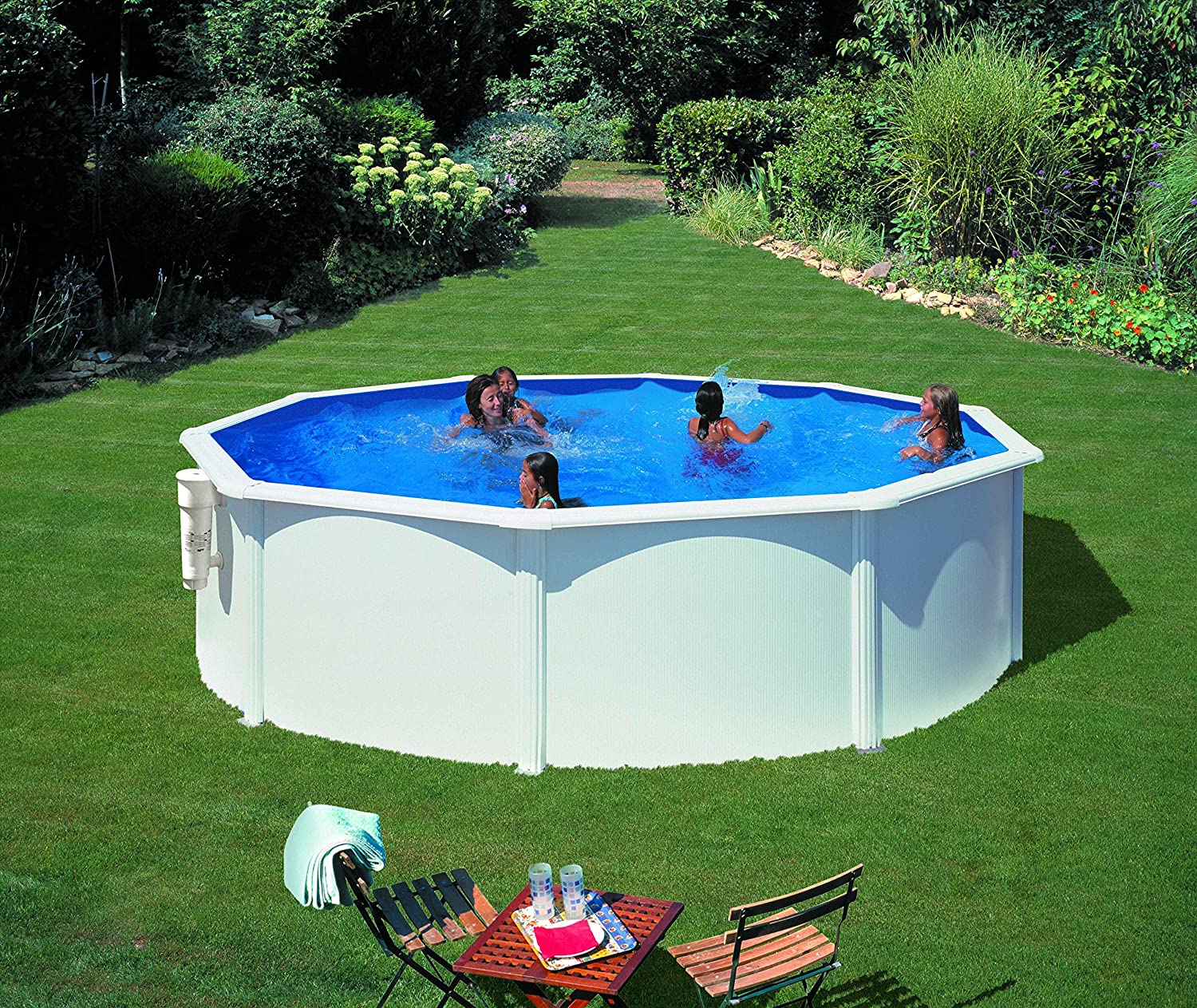 Piscina da giardino rotonda in acciaio bianco e bordi di appoggio esagonali.