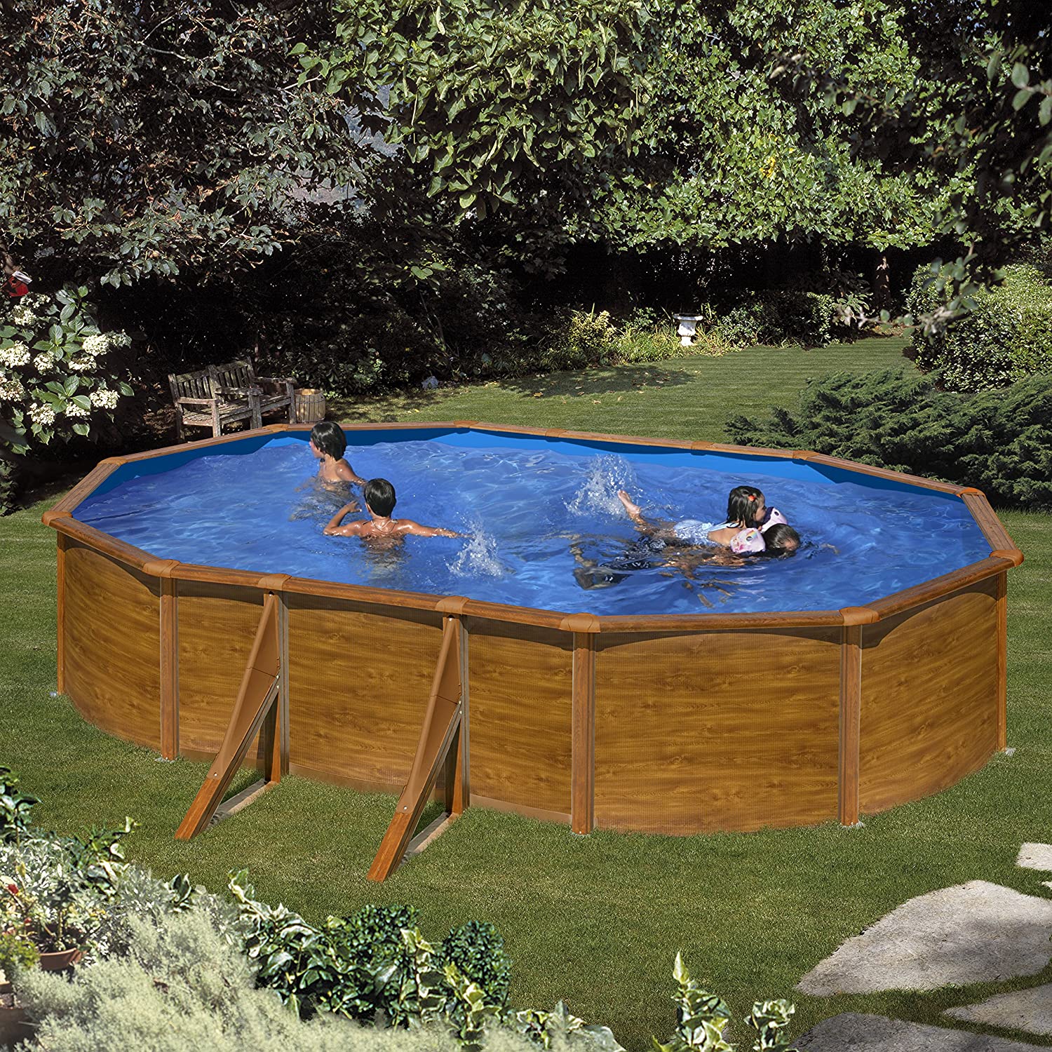 Piscina rettangolare fuori terra realizzata in legno, ideale per il giardino.