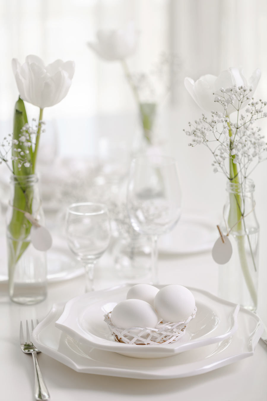 Ovetti di Pasqua in un cestino bianco, bellissimo per decorare il tavolo in stile shabby chic.