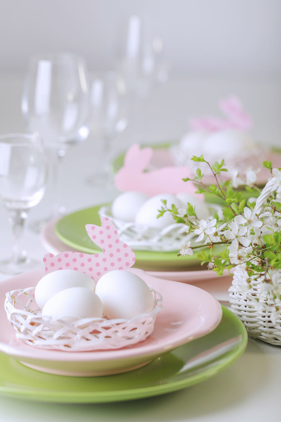 Tavola di Pasqua decorata in stile shabby.