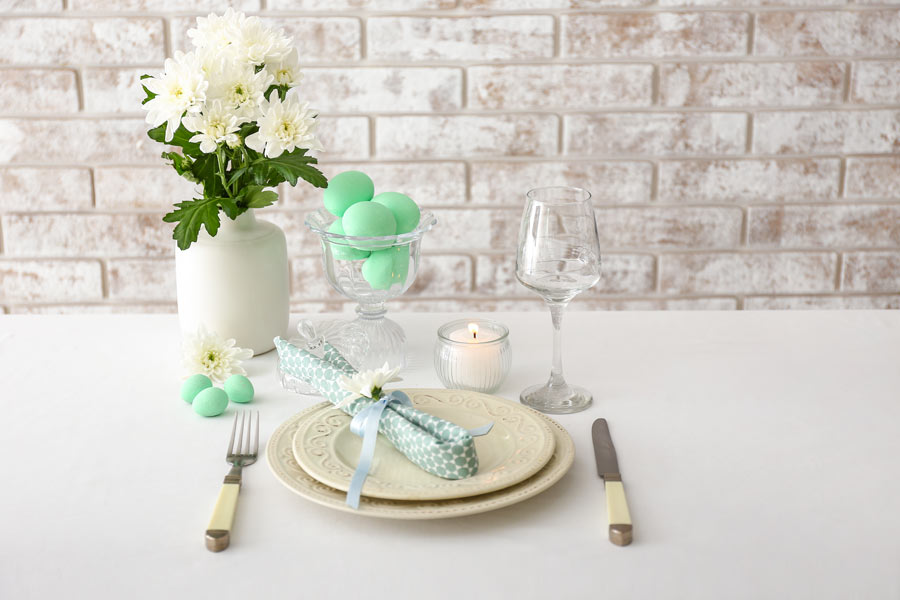 Decorare la tavola di Pasqua in stile shabby chic.