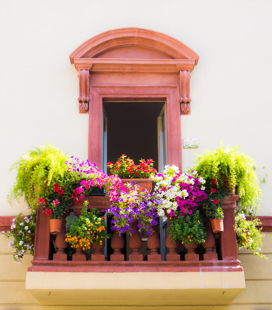 Splendido balcone decorato con i fiori.