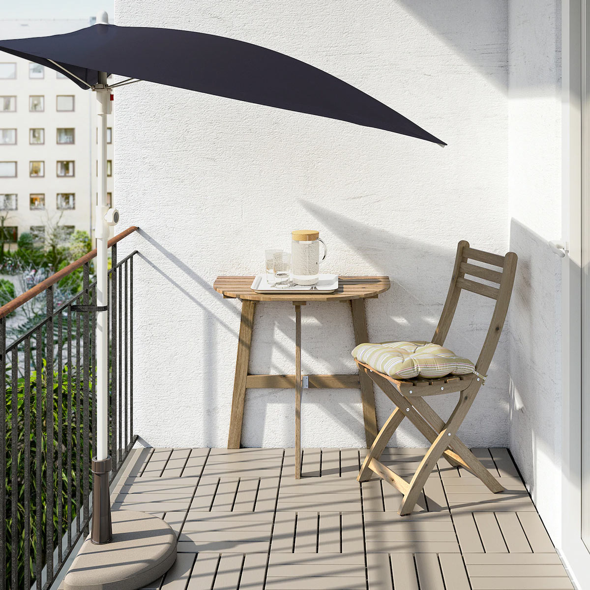 ASKHOLMEN è il tavolo IKEA appropriato anche per balconi piccoli.