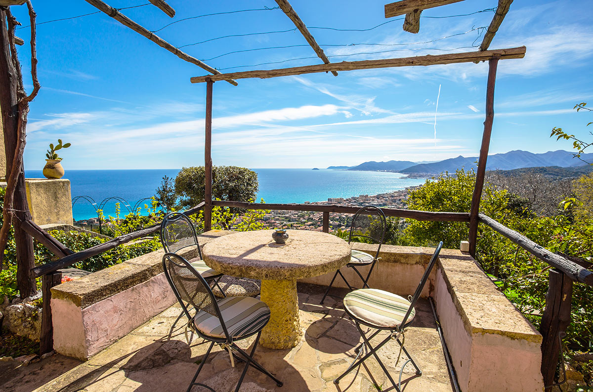 Arredamento del terrazzo della casa la mare.