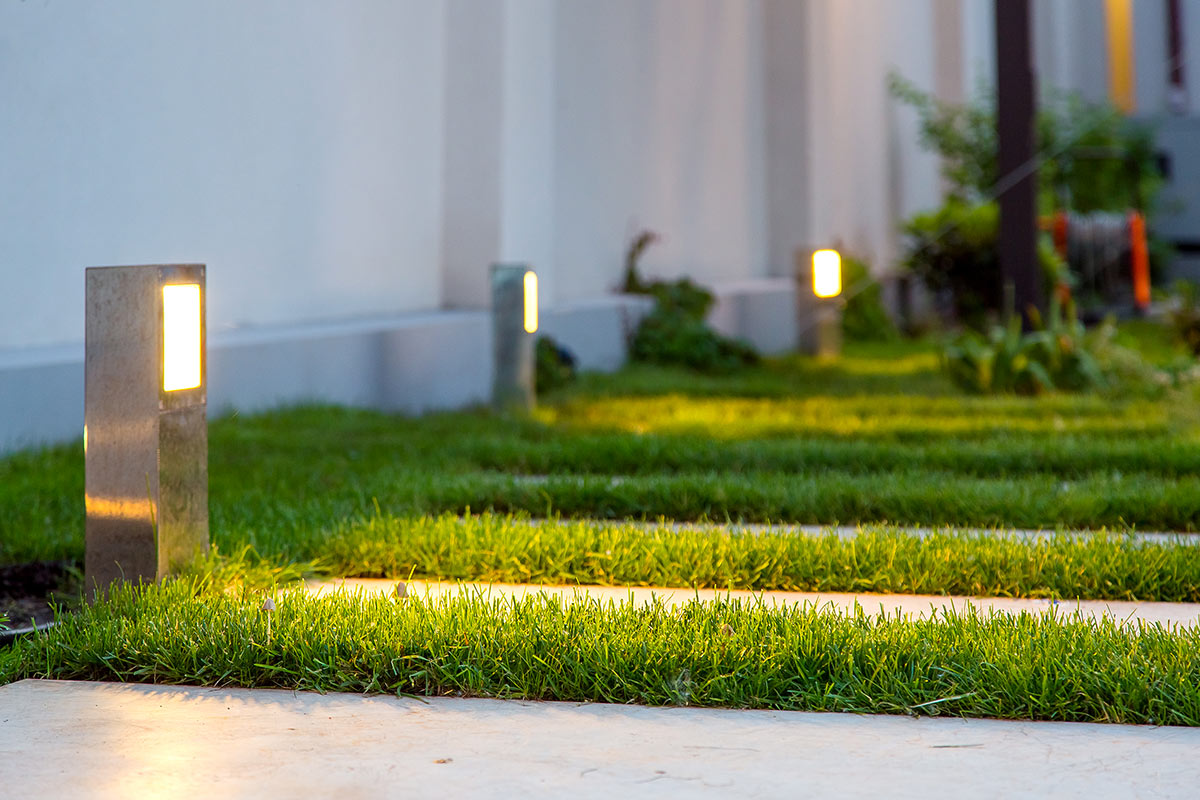 Faretti moderni per illuminare vialetto giardino.