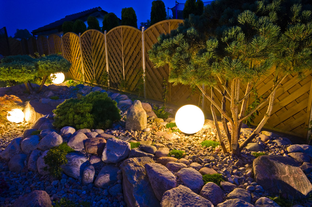 Sfere di luce per illuminare un giardino roccioso.