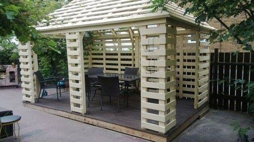 Grande gazebo in legno realizzato con i pallet.